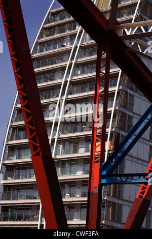 Blocs d'appartements modernes Bâtiments NV vu à travers le pont de poutres d'Huron Basin Salford Greater Manchester en Angleterre Banque D'Images