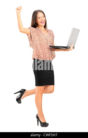 Portrait d'une femme professionnelle heureux tenant un ordinateur portable isolé sur fond blanc Banque D'Images