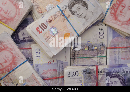 Une photo en gros plan d'un grand nombre de billets de grande valeur Britannique. Banque D'Images