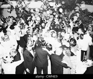 Revelers tente de prendre des ballons tombant du plafond sur la veille de nouvelle année Le Patio, Palm Beach, Floride, en décembre 31,1941 Banque D'Images