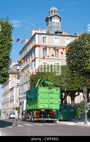 Déchargement d'un camion commercial bacs de recyclage dans les rues de Pau sud ouest France Banque D'Images