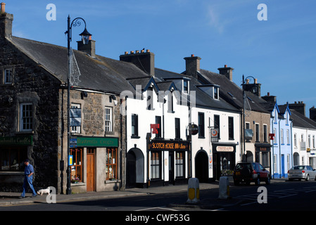 Rue principale de Bushmills, Route Côtière, dans le comté d'Antrim, Ulster, Irlande du Nord, au Royaume-Uni, en Europe. Banque D'Images