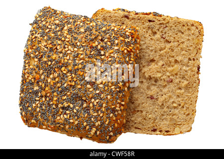 Close up d'un pain de blé entier de rouleau avec le sésame et les graines de pavot, isolé sur blanc, Adobe RVB, de facto de droit Banque D'Images