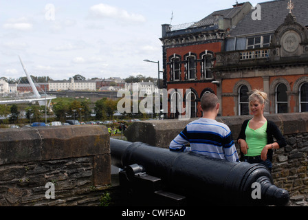 Couple dans le nord-ouest de la muraille, Derry, Londonderry, comté de Derry, l'Ulster, Irlande du Nord, au Royaume-Uni, en Europe. Banque D'Images