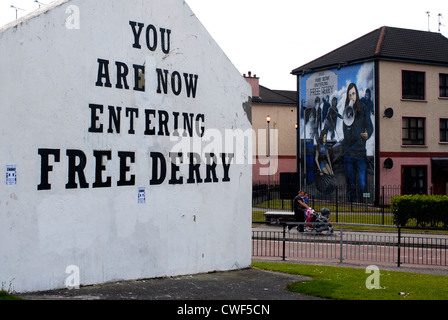 'Free Derry Corner' monument et murale dans le Bogside, Derry, Londonderry, comté de Derry, l'Ulster, Irlande du Nord, au Royaume-Uni, en Europe. Banque D'Images