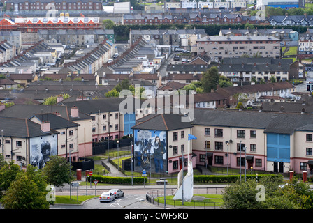 Vue panoramique sur le Bogside des vieux murs de la ville de Derry, Londonderry, comté de Derry, l'Ulster, Irlande du Nord, au Royaume-Uni, en Europe. Banque D'Images