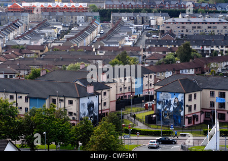 Vue panoramique sur le Bogside des vieux murs de la ville de Derry, Londonderry, comté de Derry, l'Ulster, Irlande du Nord, au Royaume-Uni, en Europe. Banque D'Images