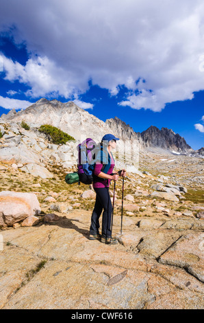 Backpacker sur le sentier du col de l'évêque en Dusy Bassin, le Parc National Kings Canyon, California USA Banque D'Images