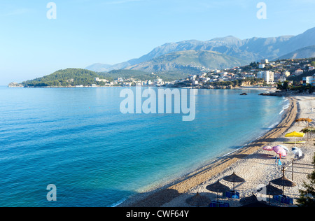 Côte d'été matin Himare sur la ville avec une plage de galets (Albanie) Banque D'Images