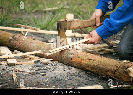 Vieille Ax coincé dans un bloc de hachage et d'éclats de bois naturel avec l'homme d'arrière-plan Banque D'Images