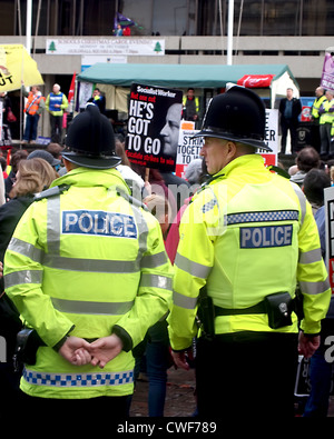 Deux agents de police veille sur une manifestation contre les coupures du gouvernement dans le secteur public à Guildhall Square, Portsmouth Banque D'Images