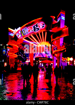 L'entrée du Disney Village la nuit, Disneyland Paris, France Banque D'Images