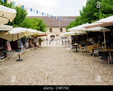 La place de la ville dans le village d'Omodos à Chypre Banque D'Images