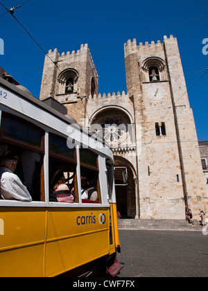 Tramway jaune près de la cathédrale Sé de Lisbonne Banque D'Images