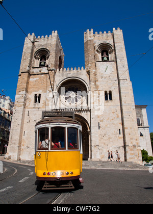 Tramway jaune près de la cathédrale Sé de Lisbonne Banque D'Images