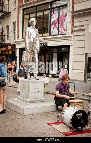 Le chrome-finis Monument se souvient Andy Andy Warhol, Union Square, New York City Banque D'Images