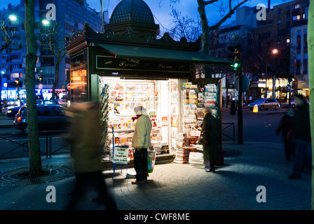 Kiosque à journaux, Paris, France Banque D'Images