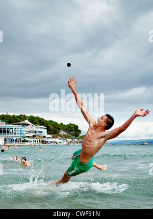 Picigin, un match joué à plage, est populaire dans la plage de Bacvice. Split, Dalmatie, Croatie. Banque D'Images