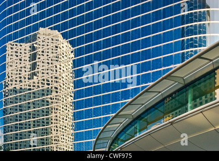 1400, rue Smith Tower, ancien centre d'Enron, conçu par Cesar Pelli, reflétant un autre bâtiment, skybridge, Houston Texas USA Banque D'Images