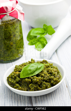 Pesto de basilic dans un bol en céramique sur table de cuisine Banque D'Images