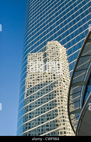 1400, rue Smith Tower, ancien centre d'Enron, conçu par Cesar Pelli, reflétant un autre bâtiment, skybridge, Houston Texas USA Banque D'Images