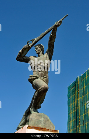 L'EUROPE, L'Albanie, Durres, statue représentant le soldat de la révolution Banque D'Images