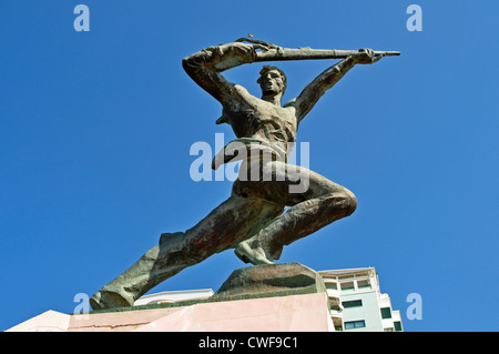 L'EUROPE, L'Albanie, Durres, statue représentant le soldat de la révolution Banque D'Images