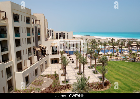 Piscines et plage à l'hôtel de luxe, l'île de Saadiyat, Abu Dhabi, UAE Banque D'Images