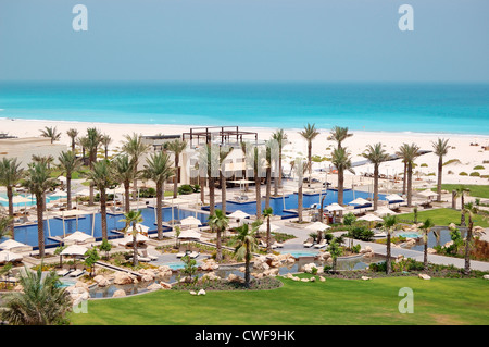 Piscines et plage à l'hôtel de luxe, l'île de Saadiyat, Abu Dhabi, UAE Banque D'Images