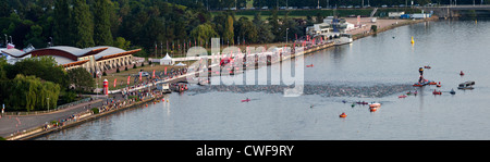 Triathlon (Ironman), connu sous le nom de 'Challenge Vichy '. Départ natation vu de dessus. Vichy - Allier - Auvergne - France Banque D'Images