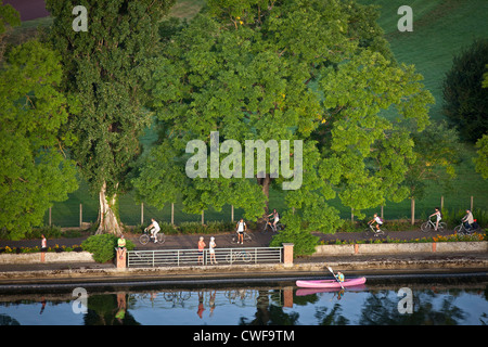 Une vue aérienne de l'esplanade-pour les piétons, sur la rive gauche du lac de l'Allier (Vichy - Auvergne - France). Banque D'Images