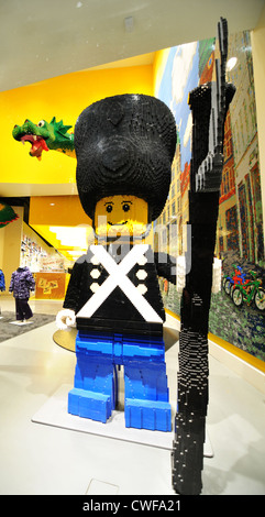 Copenhague, Danemark - 18 Déc., 2011 : Soldat faites par les blocs de lego au magasin de jouets dans le centre de Copenhague Banque D'Images