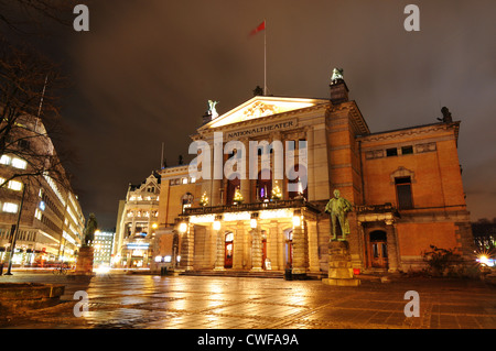 Vue de nuit Théâtre national norvégien à Oslo City Centre Banque D'Images