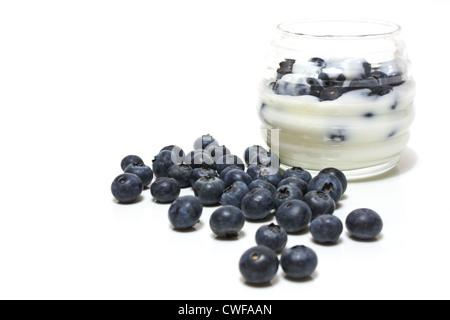 Bol avec du yogourt et des bleuets isolé sur fond blanc. Banque D'Images