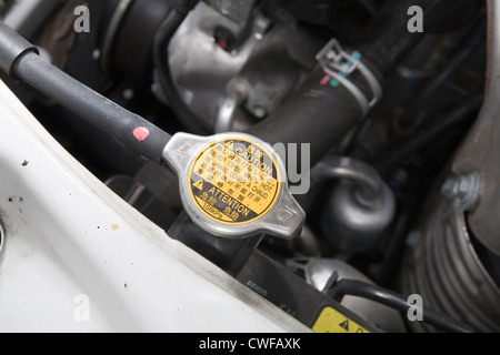 Bouchon de radiateur de voiture avec Avis d'avertissement. Banque D'Images