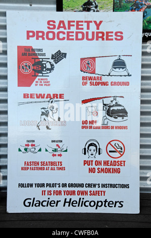 Un panneau de procédures de sécurité en hélicoptère se trouve à un bureau de réservation de tours en hélicoptère à vue sur l'autoroute nationale 6 (autoroute Franz Josef) à Franz Banque D'Images
