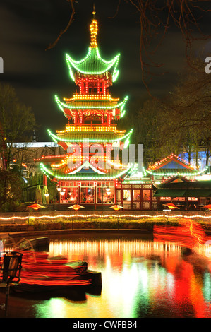 Copenhague, Danemark - 19 déc 2011 : Vue de nuit sur la pagode chinoise colorée reflétée dans l'eau dans les jardins de Tivoli Banque D'Images