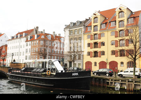 Copenhague, Danemark - 19 déc 2011 : vue générique de bâtiments historiques et les bateaux qui traversent le canal de Nyhavn Banque D'Images