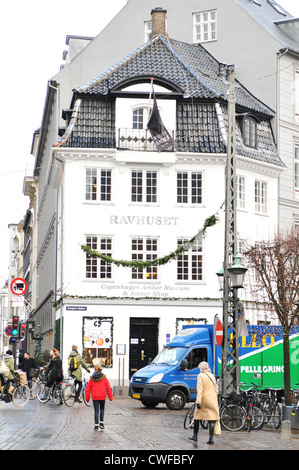 Copenhague, Danemark - 19 Déc., 2011 : les touristes visitant le Musée de l'Ambre dans la capitale danoise Banque D'Images