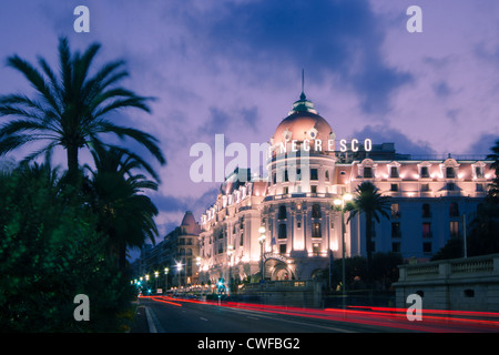 NICE FRANCE : Immense hôtel Negresco la nuit. Hôtel Negresco est le célèbre hôtel de luxe sur la Promenade des Anglais à Nice. Banque D'Images