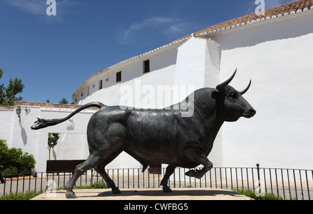 Statue de taureau à l'extérieur de l'arène (Plaza de Toros) à Ronda, Andalousie Espagne Banque D'Images