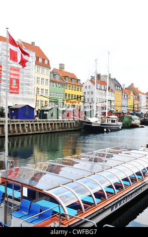 Copenhague, Danemark - 19 déc 2011 : vue générique de bâtiments historiques et les bateaux qui traversent le canal de Nyhavn Banque D'Images