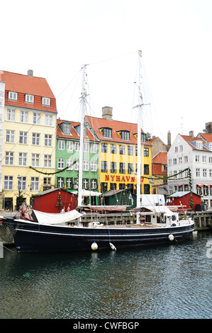 Copenhague, Danemark - 19 déc 2011 : vue générique de bâtiments historiques et les bateaux qui traversent le canal de Nyhavn Banque D'Images