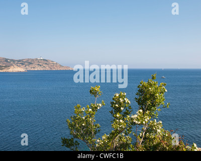 À partir d'une promenade côtière près de Calvi, en Corse, avec vue sur la mer Méditerranée et d'un phare Banque D'Images