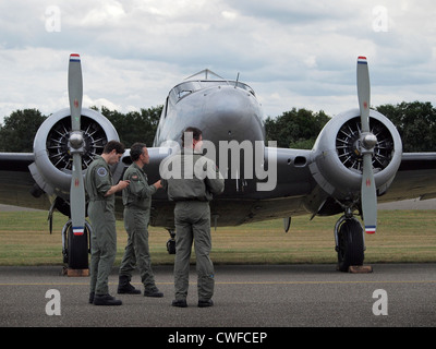 Comité permanent de l'équipage par leur classic Beechcraft B18S avion à l'aérodrome de Seppe, Pays-Bas Banque D'Images