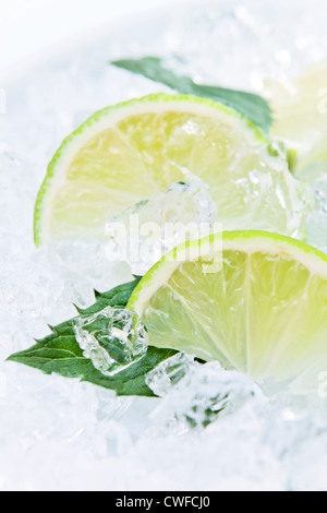 Feuilles de menthe poivrée et de chaux mélangée avec de la glace Banque D'Images