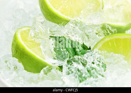 Feuilles de menthe poivrée et de chaux mélangée avec de la glace Banque D'Images