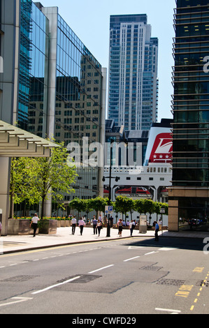 Canary Wharf.autour de 90 000 personnes travaillent dans la région de Canary Wharf et c'est le foyer de l'organisation mondiale ou européenne, siège de nombreuses banques.UK