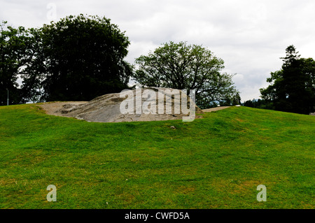 Un éperon rocheux sur le Glebe, un terrain de jeu favori et point de vue surplombant la baie de Bowness, Lake District, Cumbria Banque D'Images