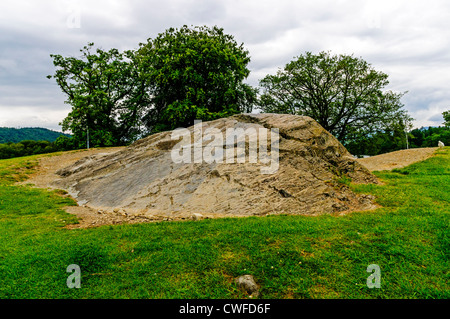 Un éperon rocheux sur le Glebe, un terrain de jeu favori et point de vue surplombant la baie de Bowness, Lake District, Cumbria Banque D'Images